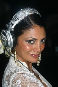 DJ Donna D'Cruz 
ה-DJ של חוג הסילון הבינלאומי בהופעה ראשונה בישראל
